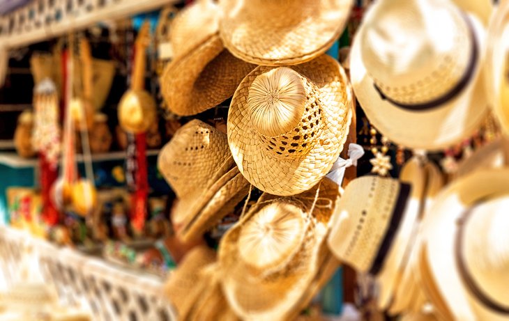 Chapeaux tissés à vendre au marché de rue de Varadero