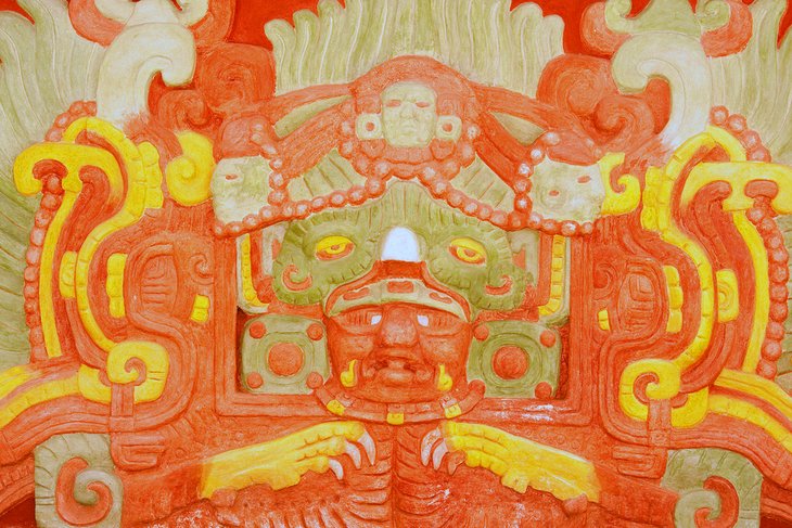 Oeuvre sur la réplique du temple de Rosalila au Musée de la sculpture maya