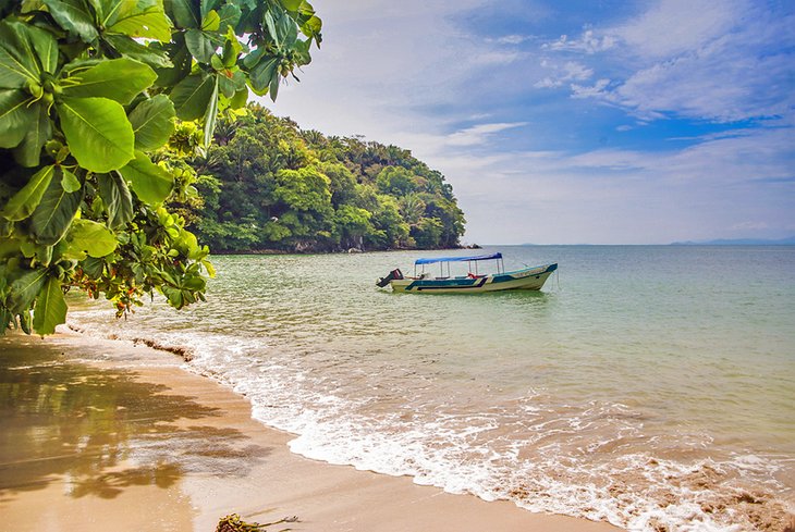 Boat anchored at Parque Nacional Jeanette Kawas