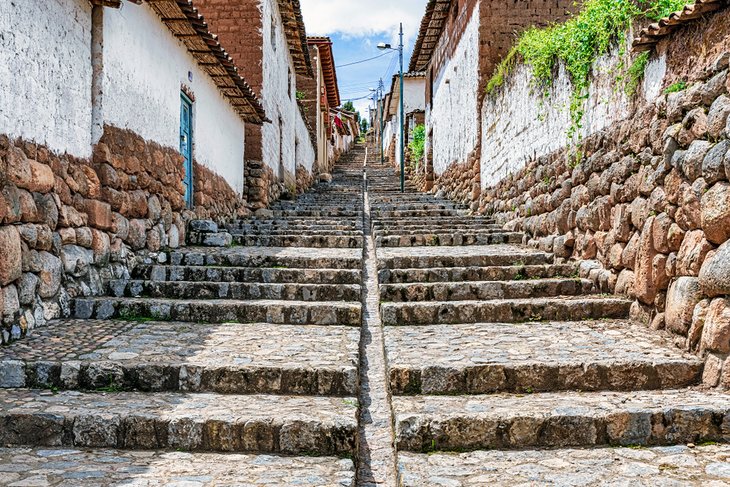 Escaliers pavés dans la ville de Chinchero