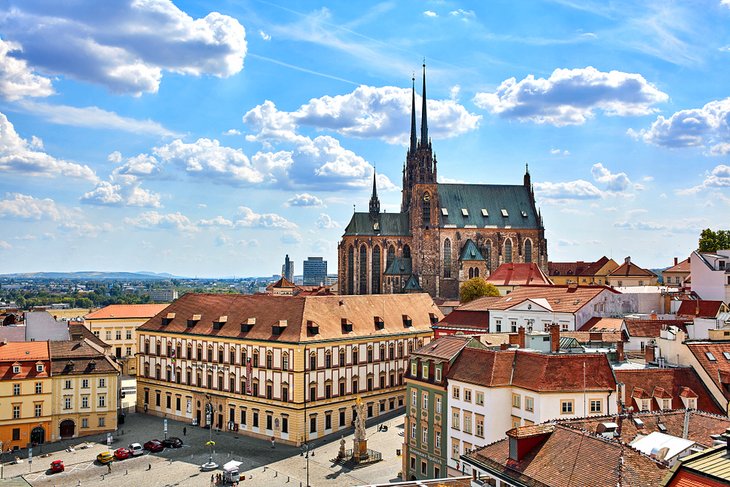 Vue sur la cathédrale Saint-Pierre et Paul et la vieille ville de Brno