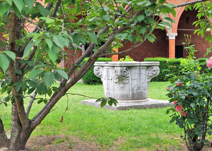 Tranquil courtyard at the Monastero di S. Antonio in Polesine