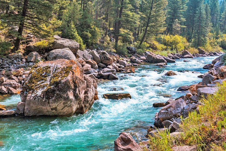 Los 7 mejores ríos para hacer rafting en aguas bravas en Montana