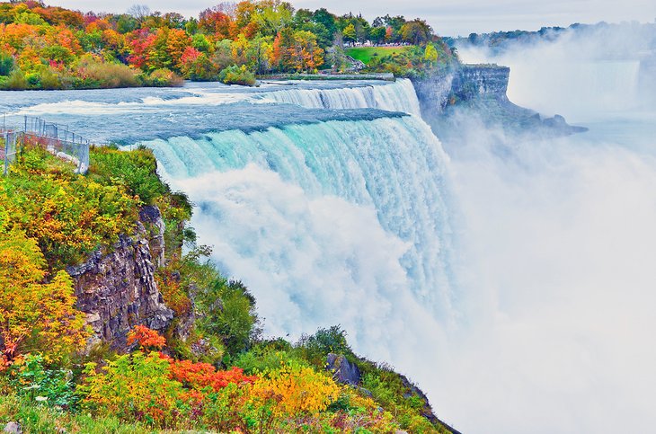 Côté américain des chutes du Niagara en automne