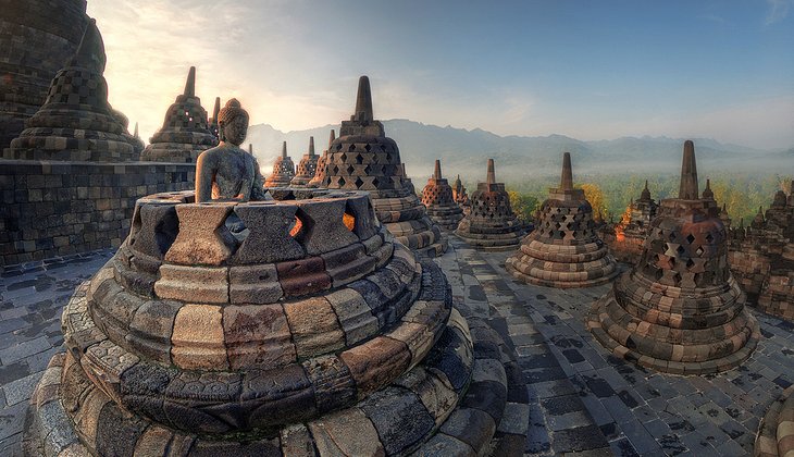 Lever du soleil à Borobudur
