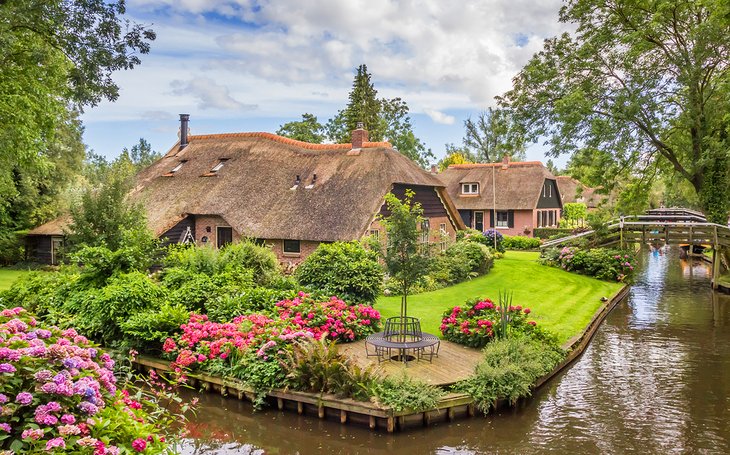 Thatch-roofed houses in Girthoorn