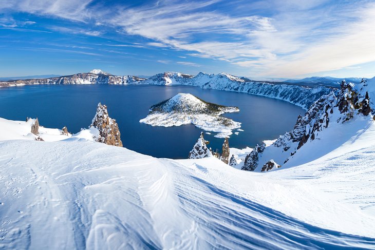 La neige ajoute à la scène dans le parc national de Crater Lake