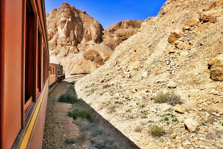 Lezard Rouge Train in the Selja Gorge