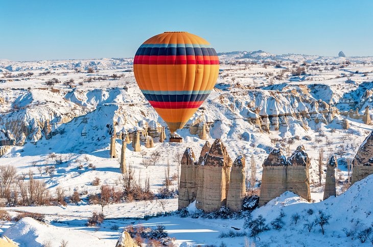 Vol en montgolfière au-dessus de la Cappadoce en hiver