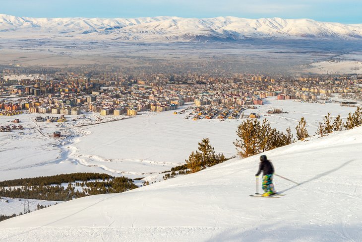 Skier à Palandöken avec Erzurum en contrebas