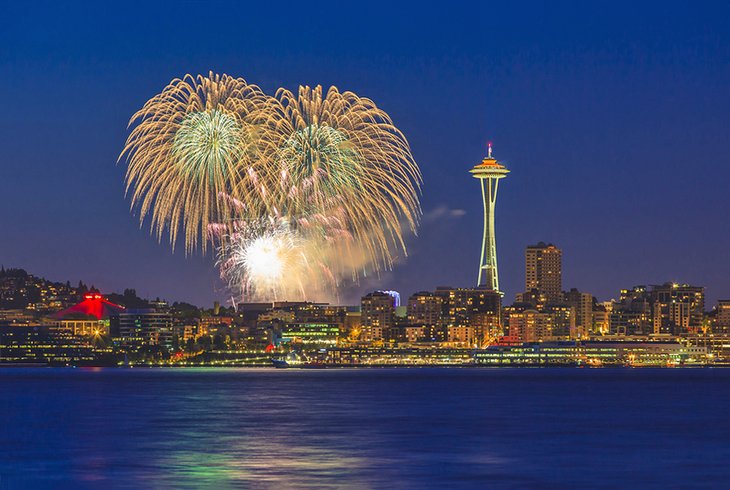 Feux d'artifice du Nouvel An au-dessus de Seattle et de la Space Needle