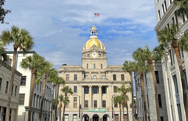 Bull Street et l'hôtel de ville de Savannah