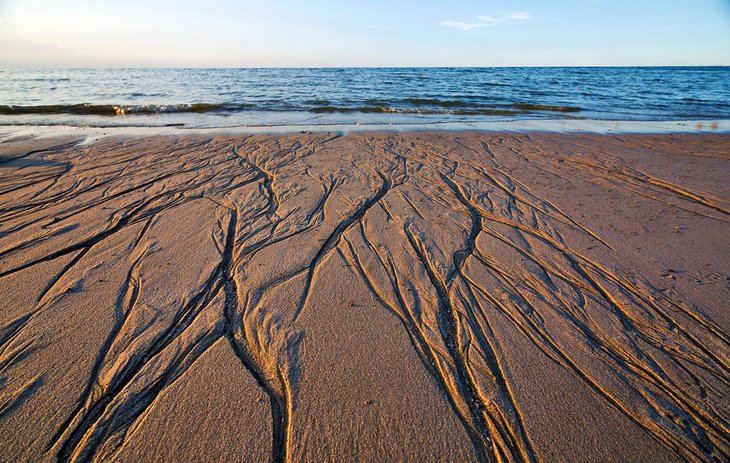 Motifs de sable sur la plage de Punggol