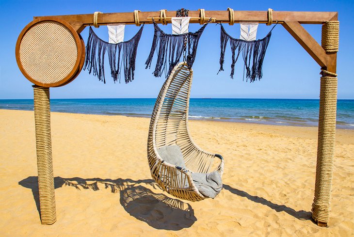 Chaise suspendue sur la plage de Burç