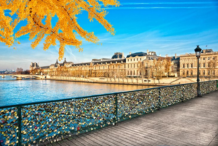 Vue sur la Seine jusqu'au Musée du Louvre