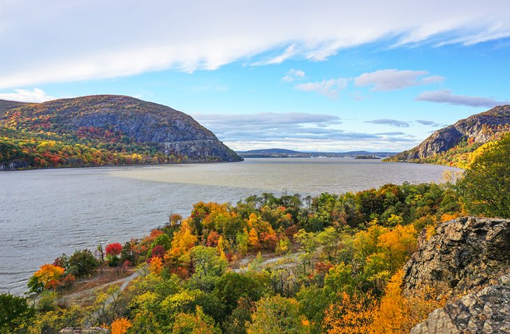 Vue sur la rivière Hudson à l'automne depuis Little Stony Point