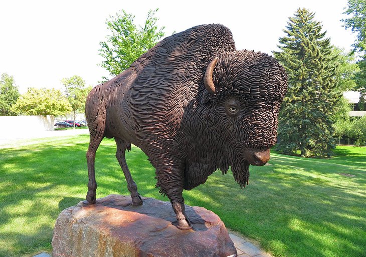 Statue de bison à l'extérieur du North Dakota Heritage Center