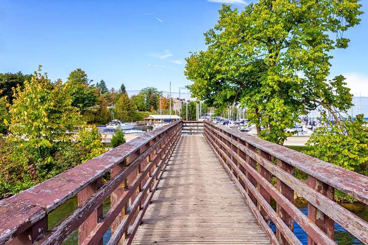 Pedestrian bridge over Beaver River Mouth