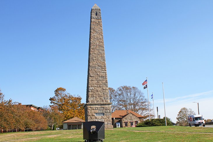 Le monument et le canon de guerre hispano-américain à Fort Griswold