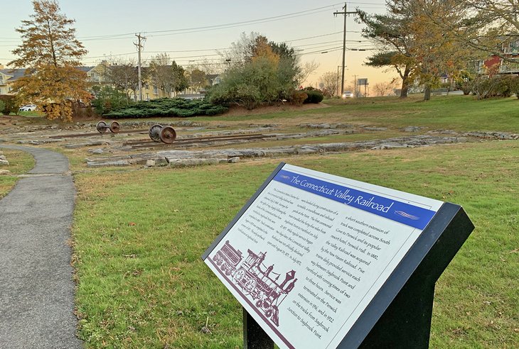 Les vestiges du chemin de fer de la vallée du Connecticut peuvent être vus dans le parc du monument de Fort Saybrook
