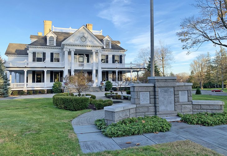 A National Historic Site, beautiful Lounsbury House is a popular spot for a wedding.