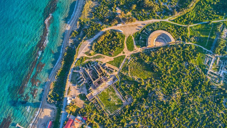 Vue aérienne de l'ancienne Salamine bordée par sa plage.