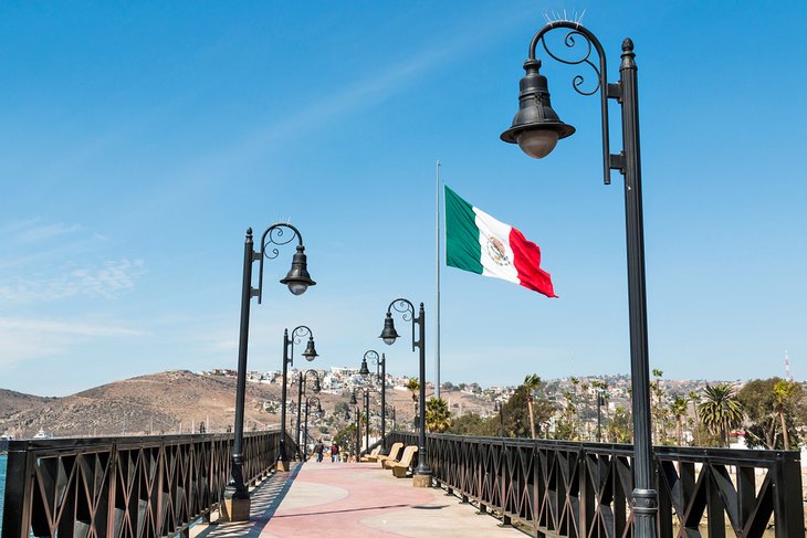 Pont piétonnier menant au centre-ville d'Ensenada depuis le port de croisière