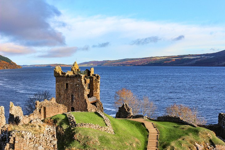 Château d'Urquhart surplombant le Loch Ness en hiver