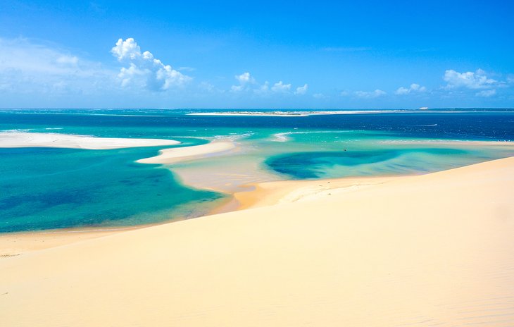 Dunes de sable et plage magnifique sur l'île de Bazaruto