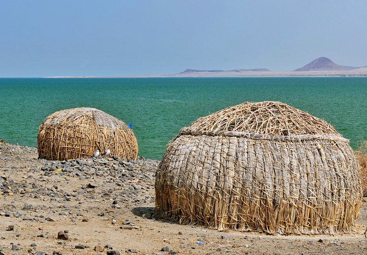 Casas tradicionales de la tribu El Molo a orillas del lago Turkana