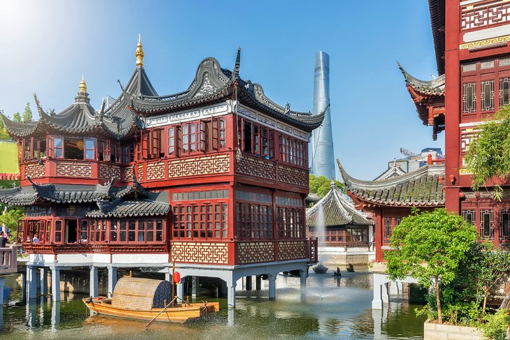 The Yu Yuan district, the old town of Shanghai, on a sunny day, ChinaYu Garden