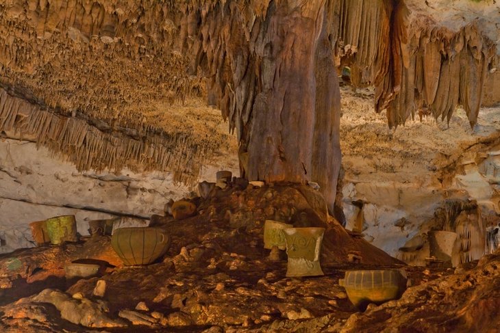 Pots anciens à l'intérieur des Grottes de Balankanché