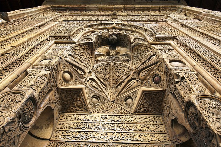 Gros plan de sculptures sur l'une des portes de la mosquée Divriōi