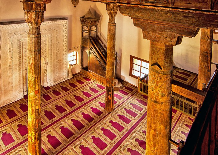 Intérieur en bois de la mosquée Mahmud Bey