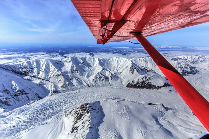 Vue sur le glacier Ruth dans le parc national de Denali depuis un vol touristique