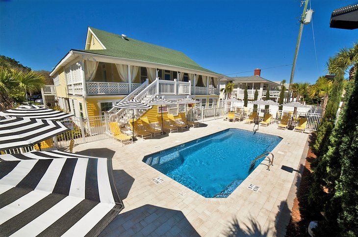 Photo Source: Georgianne Inn & Suites