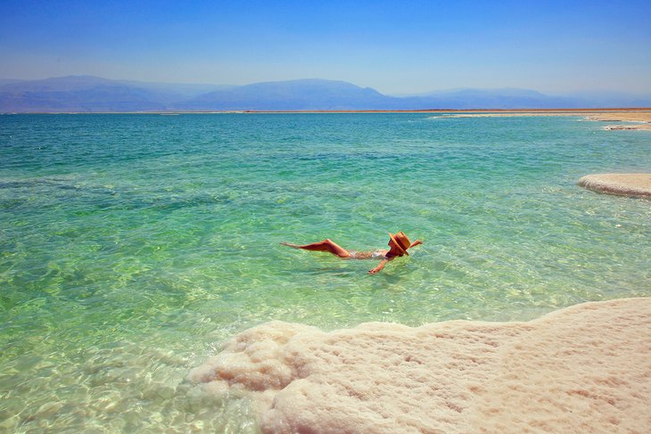 Schwimmen im Toten Meer Jordaniens