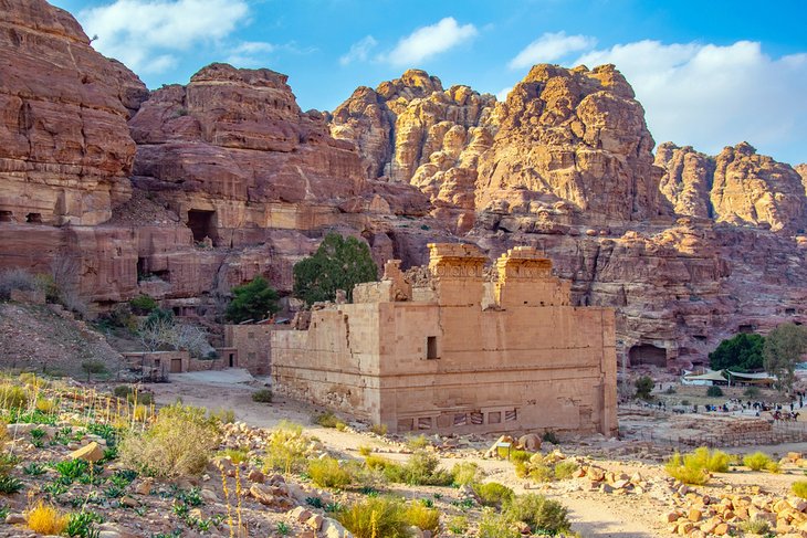 Qasr Al-Bint am Fuße des Jebel Al-Habees