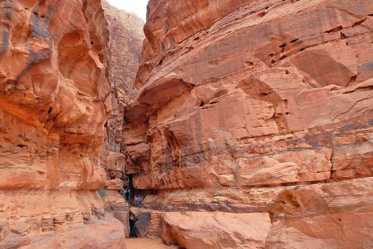 Hikers entering Khazali Canyon