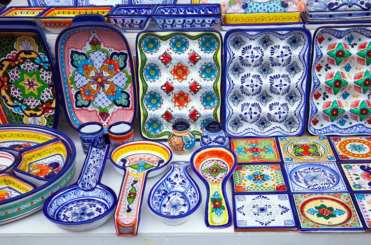 Céramiques colorées à vendre sur l'Avenida Miguel Hidalgo