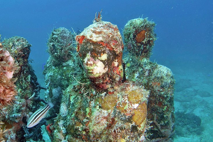 Statues sous l'eau au large d'Isla Mujeres