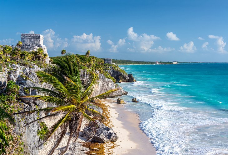 Ruines de Tulum surplombant la mer des Caraïbes sur la Riviera Maya