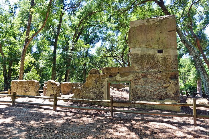 Les ruines de Stoney-Baynard à la Plantation des Pins Marins 