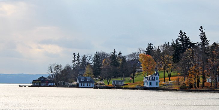 Lac Skaneateles à l'automne près du centre-ville