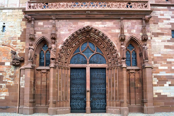 Porte à la cathédrale de Bâle