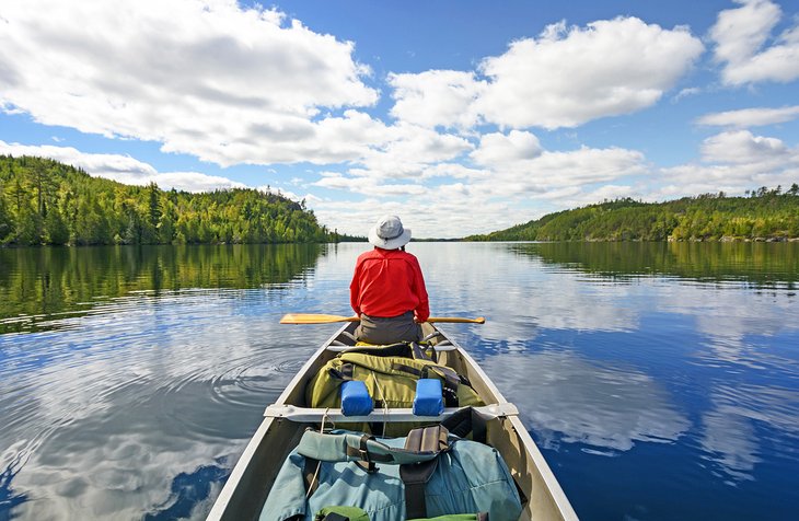 Un canoteur appréciant la région sauvage de Boundary Waters Canoe Area
