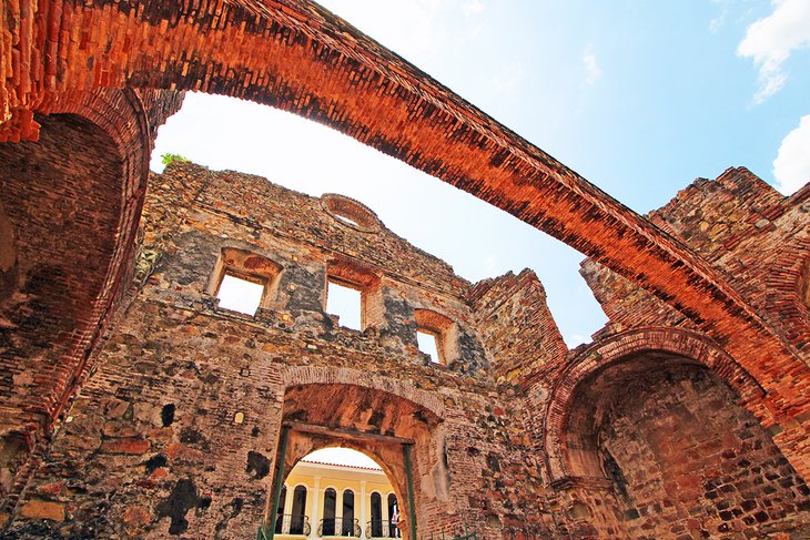 Arco Chato at Iglesia y Convento de Santo Domingo