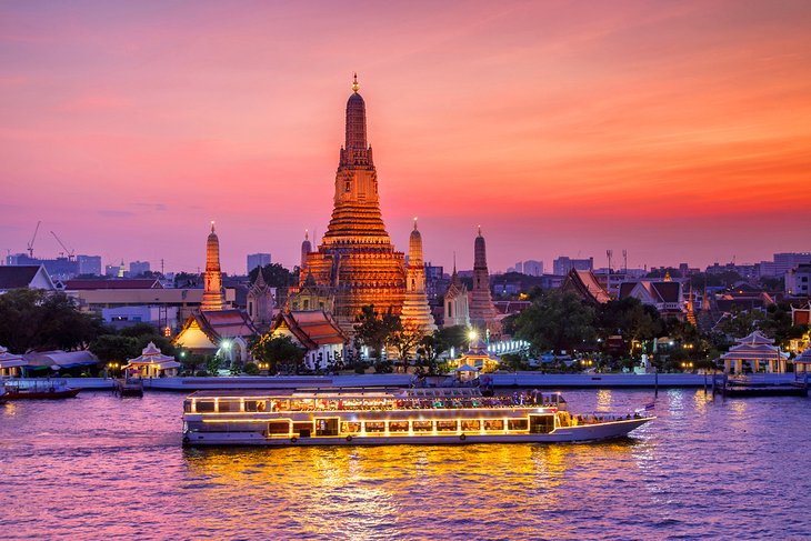 Cruise boat in front of Wat Arun