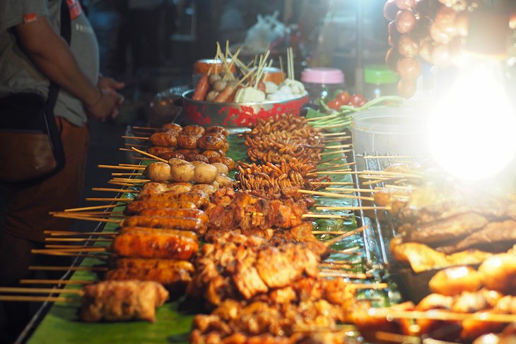 Cuisine de rue au marché de la porte de Chiang Mai
