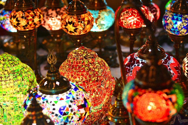 Lampes colorées au marché nocturne de Thepprasit